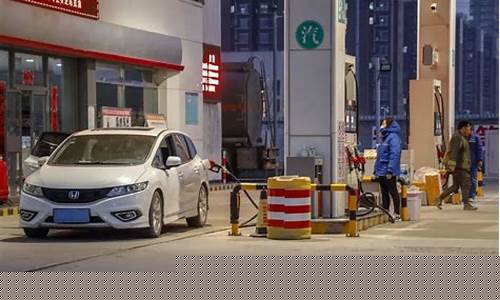 油价疯涨开不起车了_油价涨了车会便宜吗