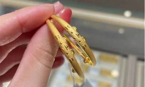 金价周大福宝宝镯老虎_周大福老虎摆件